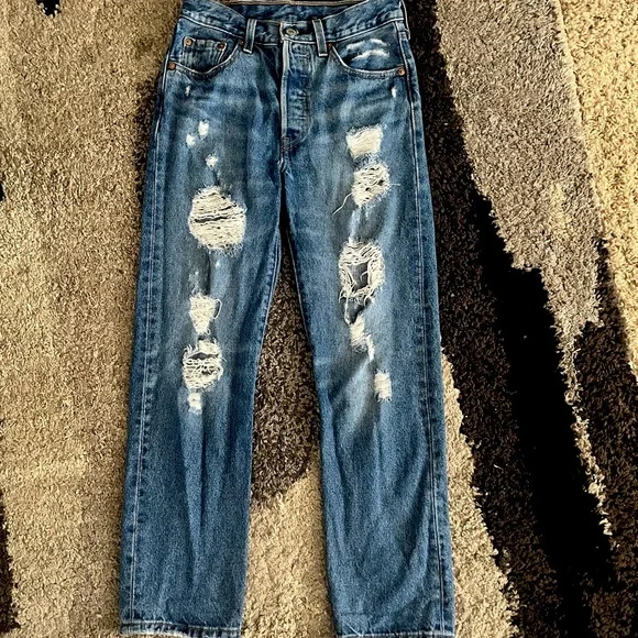 Woman’s Levi’s straight, mid rise, holy, Width:24 length:26 - Picture 1 of 5